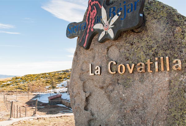 Piedra En la entrada de La Covatilla con el nombre de la estación