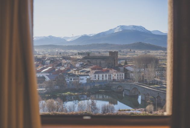 Vistas del pueblo y los jardines del Hotel Mirado de Gredos