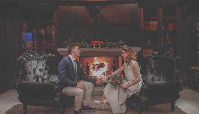 Novios Boda al calor de la chimenea en El Hotel mirador de Gredos