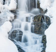 Cascada de Gredos en invierno rodeada de hielo