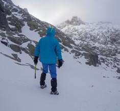 Montañero con cramponer y piolet en Gredos