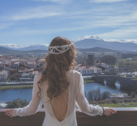 Novia mira al infinito en las vistas del Hotel Mirador de Gredos